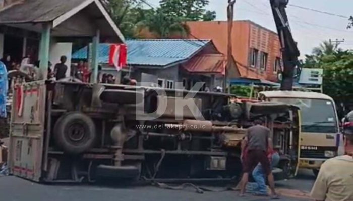 Warga Kaget Terdengar Suara Keras, Mobil Box Terguling dan Menimpa Kendaraan Lain di KM 6