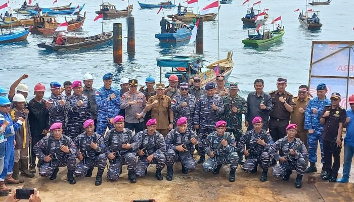 Merah Putih Berkibar Mengelilingi Pulau Karang Singa Kabupaten Bintan