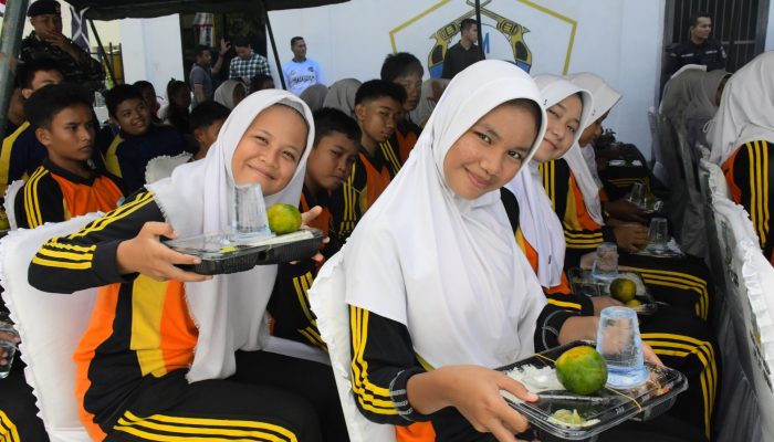 Sambut HUT Ke-79 TNI AL, Lanal Tarempa Gelar Makan Bergizi Gratis