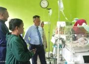 Bupati Lingga Jenguk Bayi Suku Laut yang Dirawat Intensif