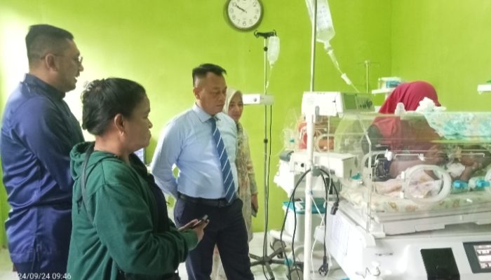 Bupati Lingga Jenguk Bayi Suku Laut yang Dirawat Intensif