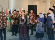 Deklarasi Kampanye Damai Dihibur Winda Idol, Dua Pasang Calon Ikut Bergoyang