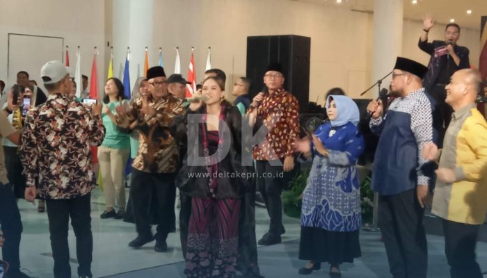 Deklarasi Kampanye Damai Dihibur Winda Idol, Dua Pasang Calon Ikut Bergoyang
