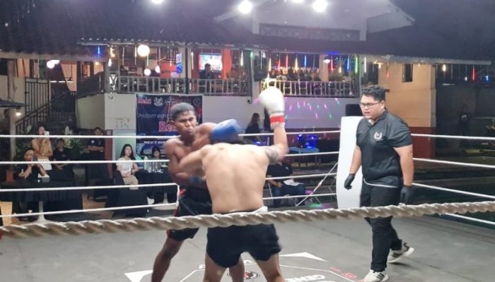 Dua Petarung Tanjungpinang Unjuk Kemampuan di Arena MMA Batam