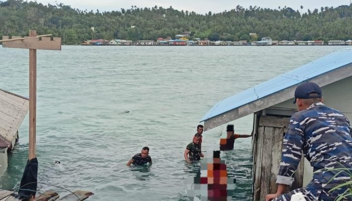 TNI AL Evakuasi 2 Rumah yang Tenggelam Akibat Korban Cuaca Ekstrim