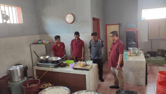 Pastikan Kualitas Makanan, Kalapas Narkotika Tanjungpinang Inspeksi Dapur WBP
