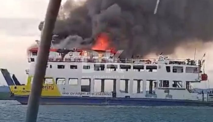Kapal Roro KMP Tandeman Terbakar di Perairan Pulau Kasam