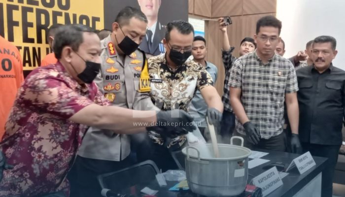 Disaksikan Kepala BNNK Tanjungpinang, Polresta Musnahkan Barang Bukti Sabu dengan Air Panas