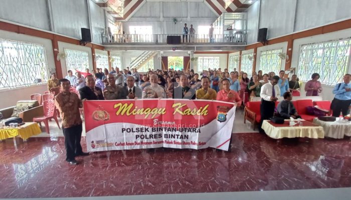 Jemaat Puji Program Minggu Kasih Polri Karena Dikunjungi Jajaran Polsek Binut