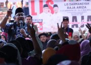 Hujan Tak Menyurutkan Semangat Warga Ikut dan Mendengarkan Kampanye Lis-Raja