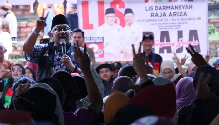 Hujan Tak Menyurutkan Semangat Warga Ikut dan Mendengarkan Kampanye Lis-Raja