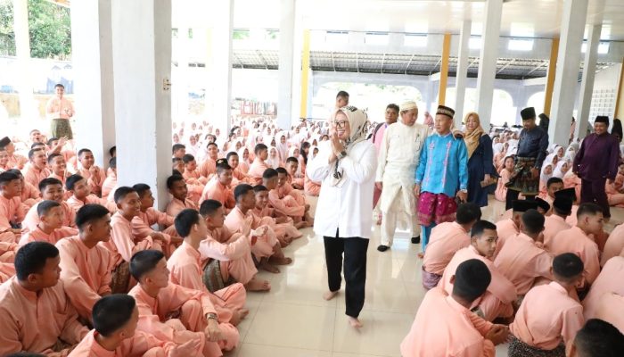 Kunjungi SMA Negeri 1 Bintan Utara, Marlin Motivasi Siswa Belajar Dengan Tekun