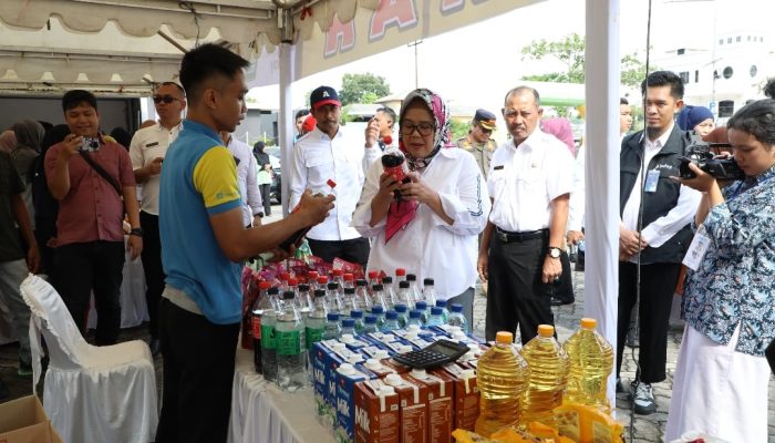 Tinjau GPM, Marlin Borong Dagangan UMKM dan Bagikan Gratis ke Warga