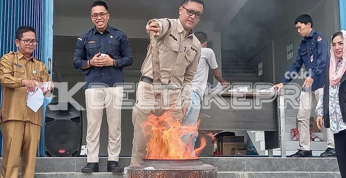 Hampir Seribu Surat Suara di Halaman Gudang Logistik KPU Dimusnahkan