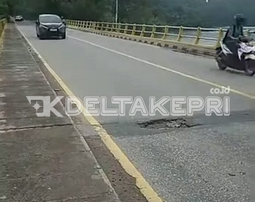 Lubang di Atas Jembatan Sei Ladi Ancam Pengendara