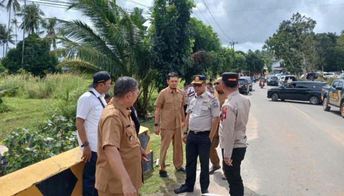 Pemkab Pasang Plat Penutup Badan Jalan Jembatan Kawal yang Rusak
