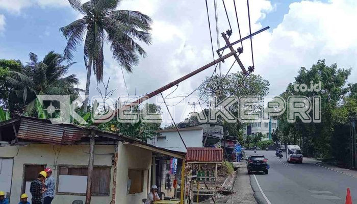 Tiang Listrik di Samping Kantor BPBD Ambruk, Akibatnya Seorang Pengendara Terjatuh