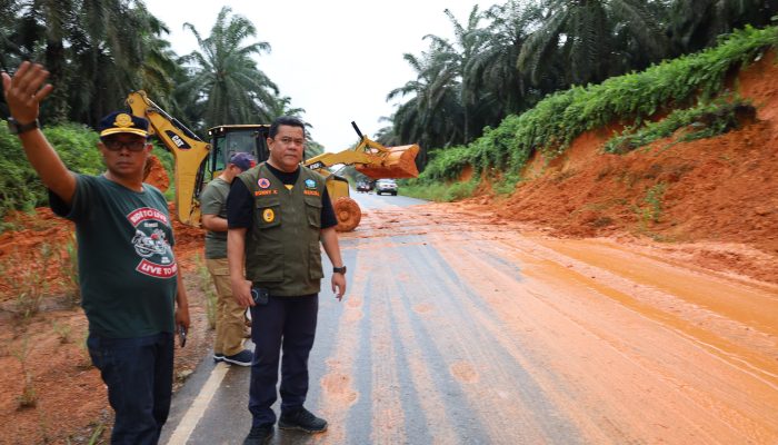 Warga Yang Melintas Jalan Lintas Timur Dihimbau Hati-Hati