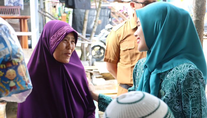 Ketua PKK Bintan Hafizha Kunjungi Warga Terdampak Cuaca Ekstrem di Mentigi Laut