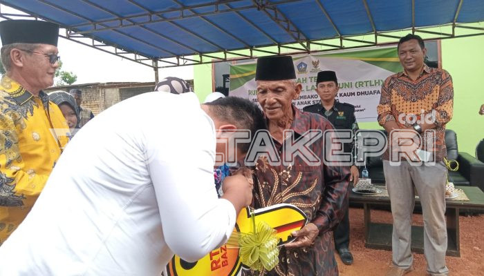 Bupati Roby Bagikan Sembako Kaum Duafa, Anak Stunting dan Bantuan RTLH