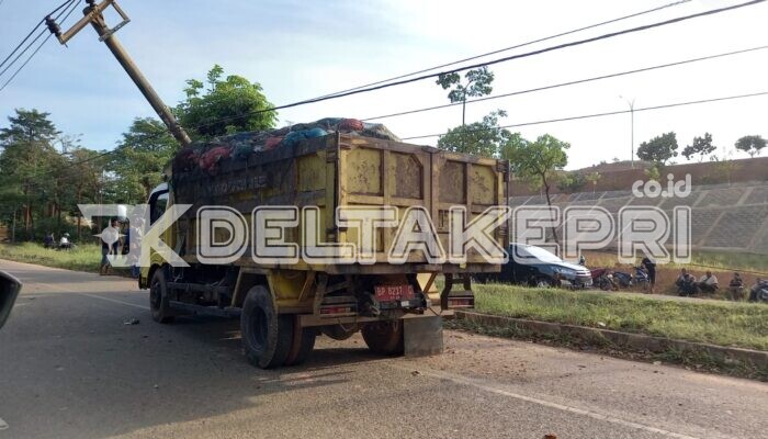 Dua Truck Pengangkut Sampah Alami Insiden Kecelakaan di Jalan Kabil