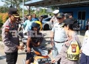 Tertib Lalu Lintas, Polres Bintan Imbau Warga dan Bagikan Helm Gratis