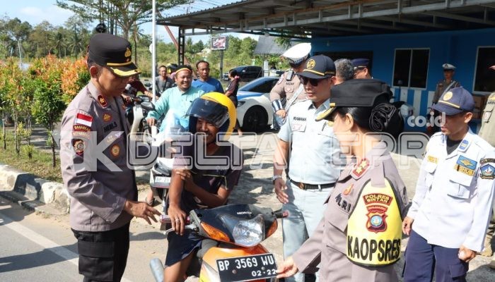 Tertib Lalu Lintas, Polres Bintan Imbau Warga dan Bagikan Helm Gratis