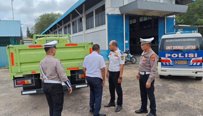 Patuhi Aturan! Sat Lantas Tanjungpinang Ingatkan Supir Truk Soal Overload
