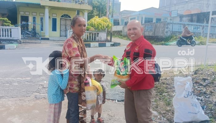 LSM Forkorindo Karimun Berbagi Kasih, Salurkan Sembako untuk Pemulung dan Tukang Parkir