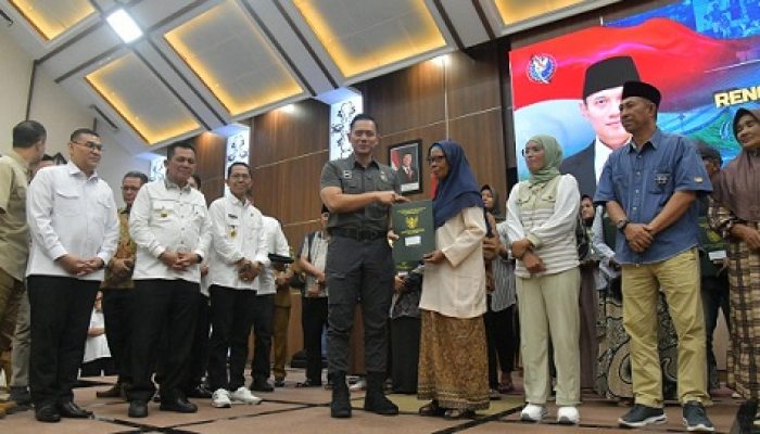AHY Buka Rakor Transmigrasi Lokal dan Serahkan SHM Warga Tanjung Benon Rempang Batam