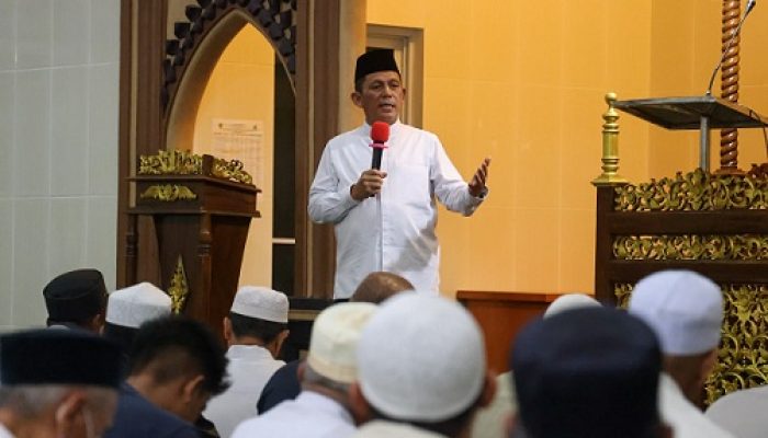 Ansar Disambut Hangat Jamaah di Masjid Jami Al Muflihun
