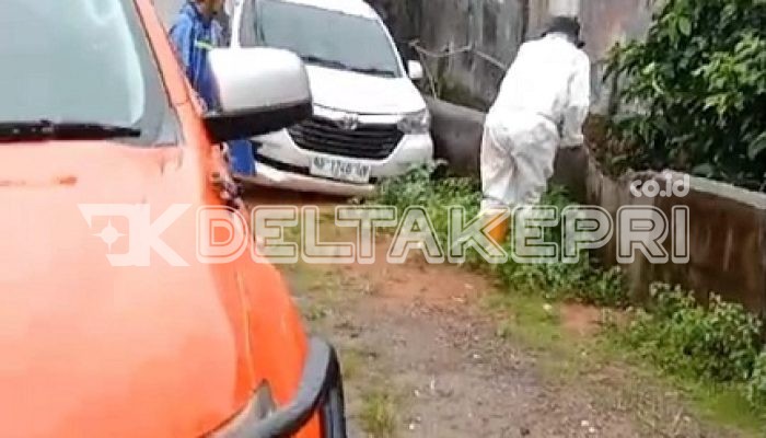 BPBD Tanjungpinang Evakuasi Mobil Terperosok di Hang Tuah Permai