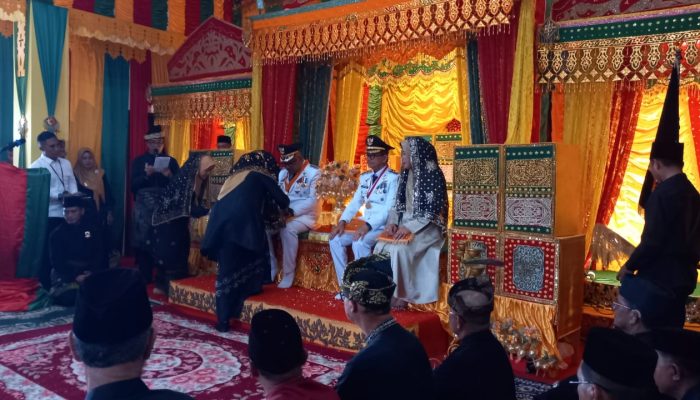Lis dan Raja Disambut Meriah dengan Adat Melayu Sepulang dari Retreat Akmil