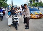 Ramadhan Penuh Berkah, Polsek Sagulung Bagikan Takjil Gratis ke Warga