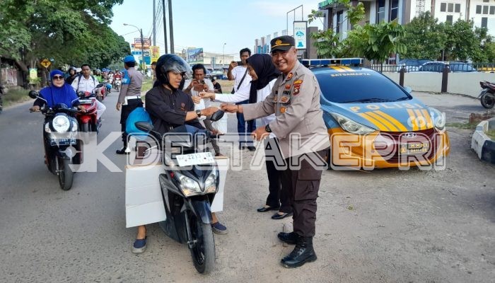 Ramadhan Penuh Berkah, Polsek Sagulung Bagikan Takjil Gratis ke Warga