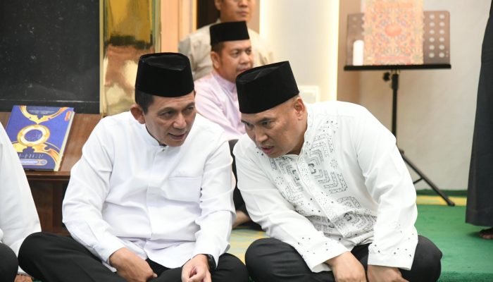Gubernur Ansar dan Wagub Nyanyang Safari Ramadhan di Masjid Baitul Azhim