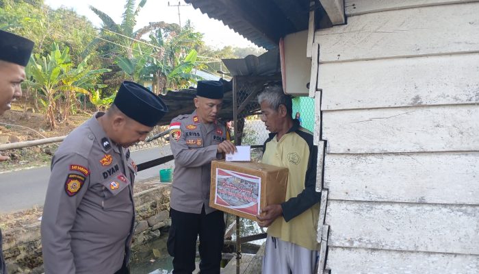 Semangat Ramadhan, Polsek Palmatak Tebar Kebaikan dengan Berbagi Bansos