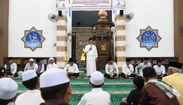 Dukung Sarana Ibadah, Gubernur Ansar Bantu Masjid di Karimun Rp160 Juta