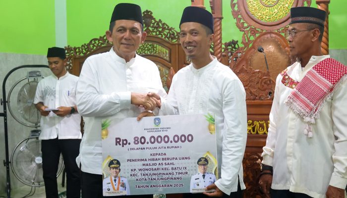 Bantu Pengurus Masjid dan Guru TPQ, Gubernur Ansar Serahkan Santunan
