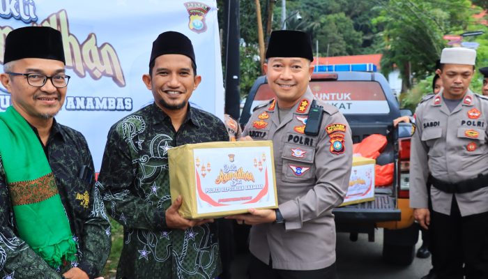Kapolres Anambas Bersama Mahasiswa Bagikan Takjil Gratis untuk Warga