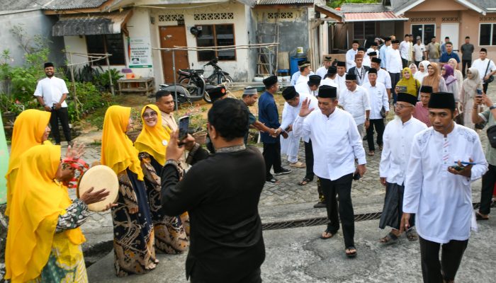 Gubernur Serahkan Santunan dan Hibah untuk Masjid Al Amin