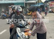 Polres Bintan Ajak Pemudik Taat Lalu Lintas dengan Stiker “Mudik Aman”