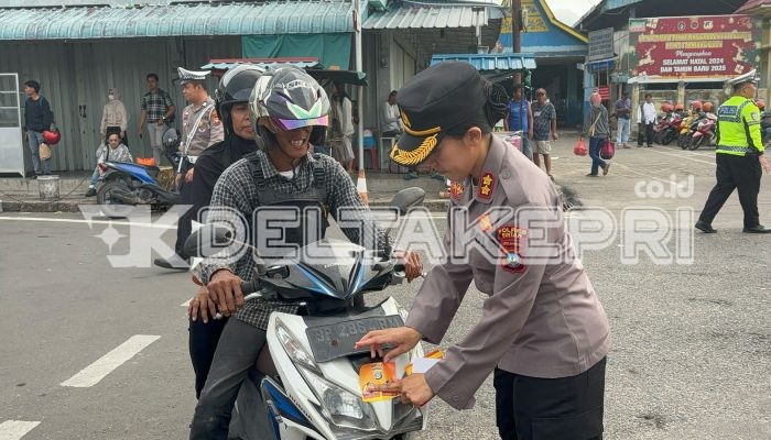 Polres Bintan Ajak Pemudik Taat Lalu Lintas dengan Stiker “Mudik Aman”