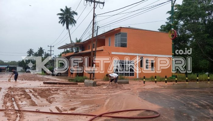 Longsor Bauksit Akibat Hujan Deras, Akses Jalan di Senggarang Sempat Tertutup
