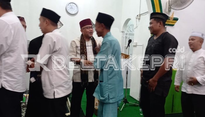 Lis Serahkan Bantuan Rp10 Juta Saat Safari Ramadan di Surau Shirathal Mustaqim