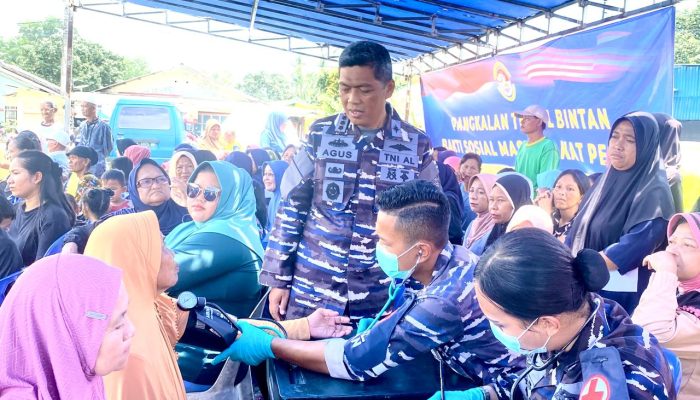 Sambut Lebaran, Lanal Bintan Adakan Bakti Sosial dan Pengobatan Gratis untuk Masyarakat Pesisir