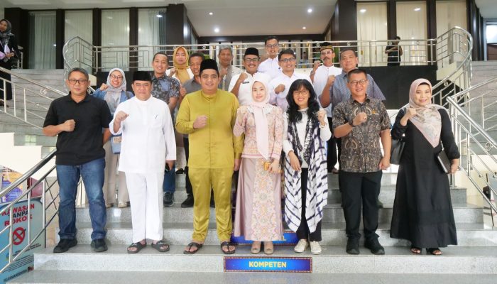 Atasi Stunting, Pemkab Bintan dan JAPFA Group Bagikan Telur ke Anak SD