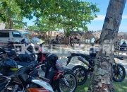 Ramai Pengunjung di Pantai Trikora 4, Aturan Parkir Jadi Perhatian