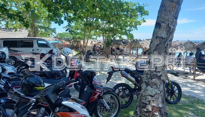 Ramai Pengunjung di Pantai Trikora 4, Aturan Parkir Jadi Perhatian