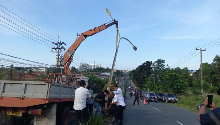 Tiang Listrik Nyaris Ambruk Dihantam Truk, Lalu Lintas KM 8 Tanjungpinang Sempat Macet
